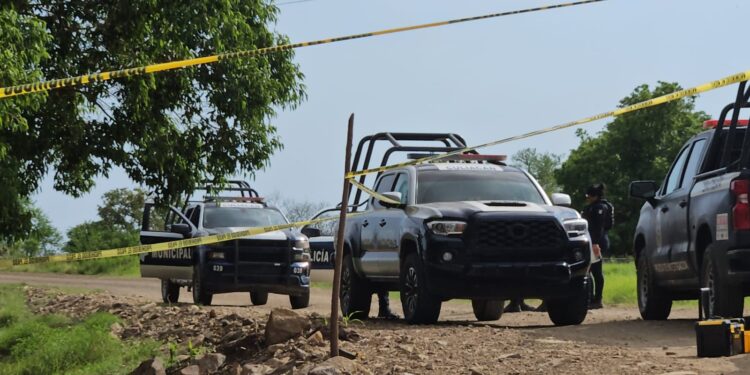 Hallan a un desconocido asesinado y con dos mensajes escritos en cartulinas en Culiacancito