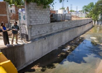 Juan de Dios Gámez supervisa obras, arroyos y canales, y escucha a familias en colonias López Mateos y Pemex