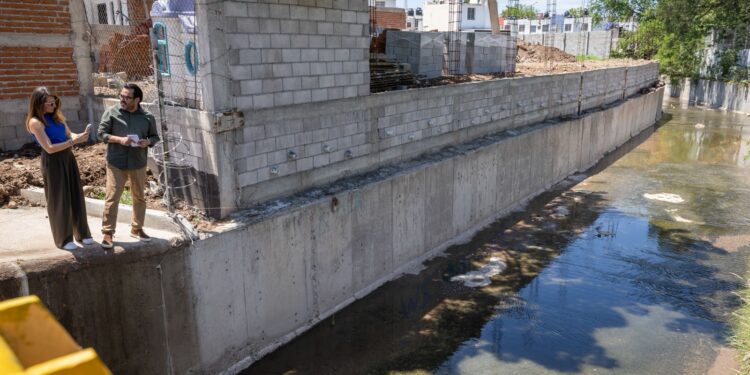 Juan de Dios Gámez supervisa obras, arroyos y canales, y escucha a familias en colonias López Mateos y Pemex