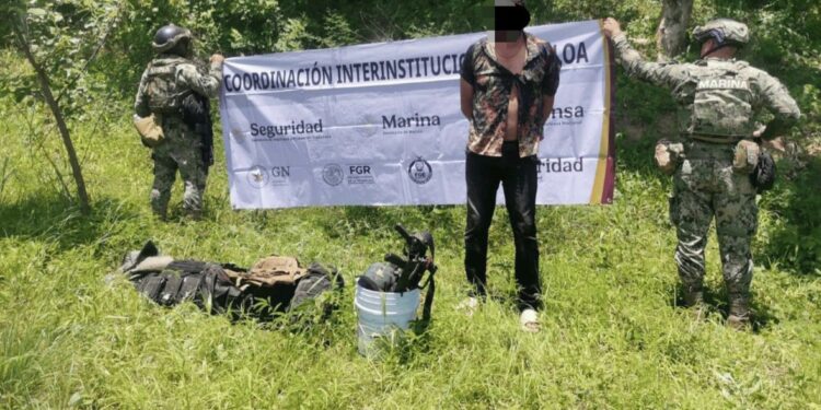 En Cosalá, detienen a un civil y asegura armamento, además de equipo táctico