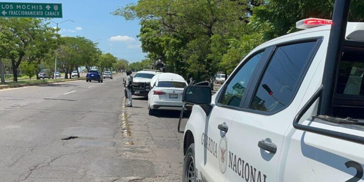 Tras persecución y enfrentamiento robacarros logran huir, pero abandonan vehículo robado