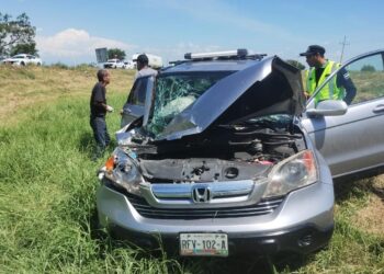 Dos mujeres resultan lesionadas al chocar automóvil contra un tráiler en la Maxipista
