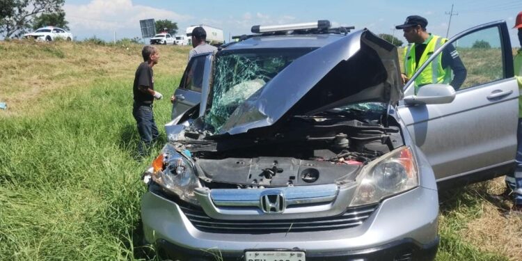 Dos mujeres resultan lesionadas al chocar automóvil contra un tráiler en la Maxipista