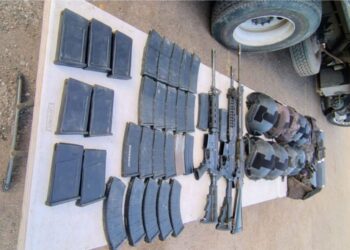 Grupo Interinstitucional asegura una camioneta con armas, cargadores, cartuchos y equipo táctico en Culiacán