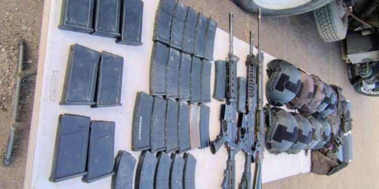Grupo Interinstitucional asegura una camioneta con armas, cargadores, cartuchos y equipo táctico en Culiacán