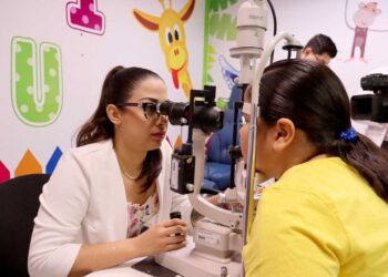 Realizar examen de la vista a los pequeños previo al inicio del ciclo escolar, permite un mejor desarrollo escolar y emocional, sugiere especialista