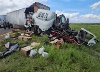 Un lesionado y cuantiosos daños materiales deja una colisión de dos tráilers en Navolato