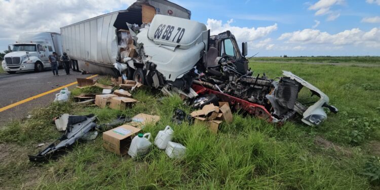Un lesionado y cuantiosos daños materiales deja una colisión de dos tráilers en Navolato