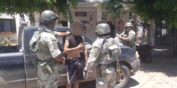 Aseguran en Navolato a un civil en posesión de dosis de presunta droga y una motocicleta