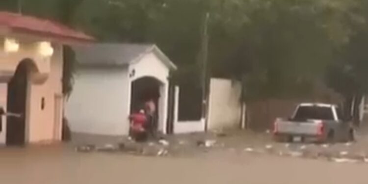 Huracán “Flossie” y el monzón provocan inundaciones en Mocorito; reportan afectaciones en viviendas