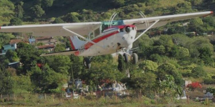 Joven mujer de Durango es herida por una bala perdida en la sierra y es trasladada a Culiacán en una avioneta