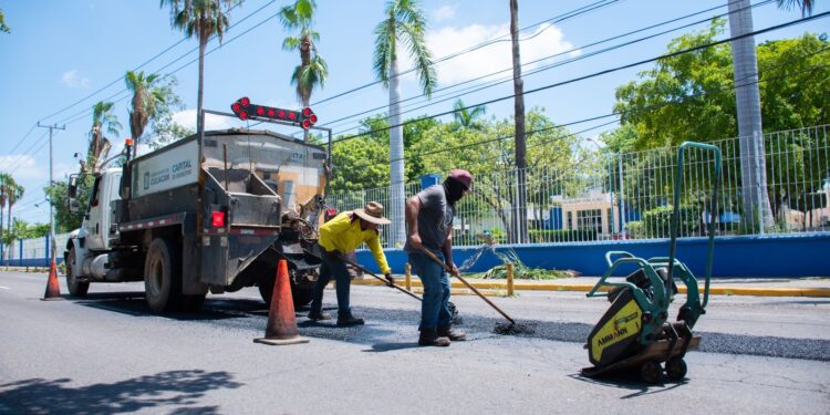 Mejoran calles de Culiacán con intensas jornadas de reencarpetado y bacheo