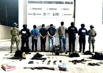 Grupo Interinstitucional rescata a una persona y asegura a cinco civiles, armas, cargadores, vehículos, presunta droga y equipo táctico