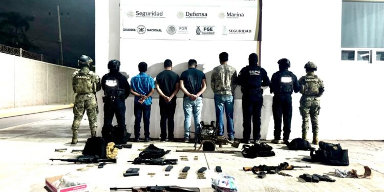 Grupo Interinstitucional rescata a una persona y asegura a cinco civiles, armas, cargadores, vehículos, presunta droga y equipo táctico