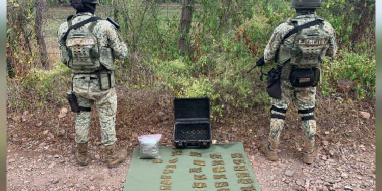En acciones distintas en Culiacán y Concordia, Grupo Interinstitucional asegura municiones, droga y un campamento improvisado