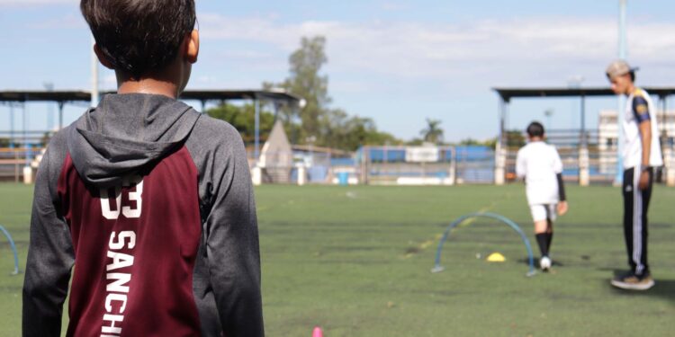 Estudiante de Educación Física de la UAS participa en Encuentro Internacional de Investigación en Cultura Física, Deporte y Recreación