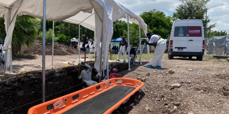 Continúa la recuperación humanitaria de restos humanos de fosa común del panteón 21 de Marzo