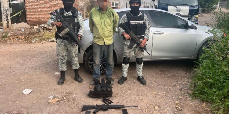 Grupo Interinstitucional detiene a un civil, asegura armas, granadas y vehículos en Culiacán