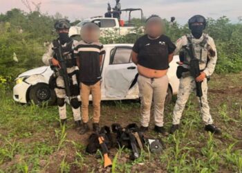 Aseguran en Culiacán a dos personas, un sedán, armas largas, cargadores, cartuchos y equipo táctico