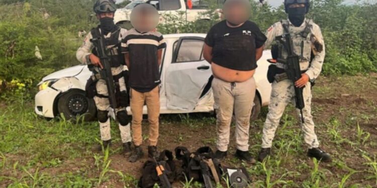 Aseguran en Culiacán a dos personas, un sedán, armas largas, cargadores, cartuchos y equipo táctico