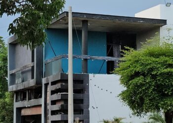 Vandalizan y queman dos casas en Lomas del Magisterio