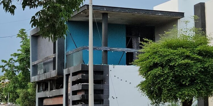 Vandalizan y queman dos casas en Lomas del Magisterio