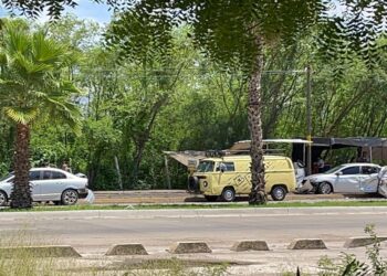 Vehículo de la SEDENA choca contra dos autos estacionados en el fraccionamiento Los Ángeles