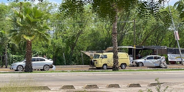 Vehículo de la SEDENA choca contra dos autos estacionados en el fraccionamiento Los Ángeles