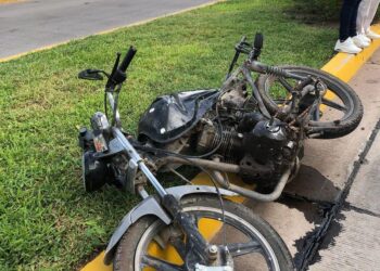 Motociclista sufre lesiones de consideración al ser arrollado por automóvil