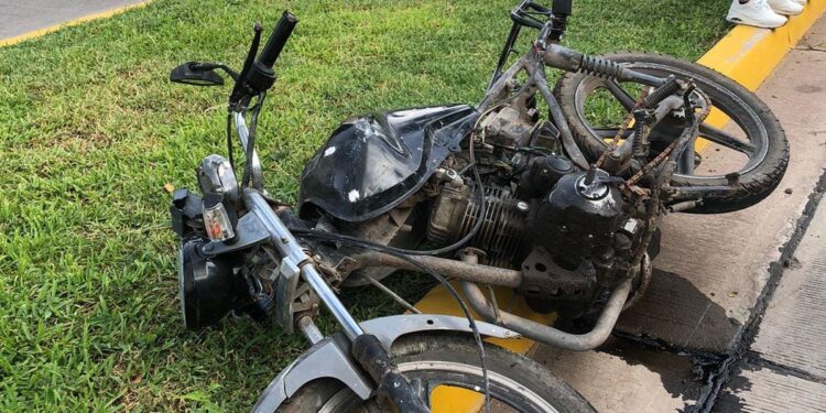 Motociclista sufre lesiones de consideración al ser arrollado por automóvil