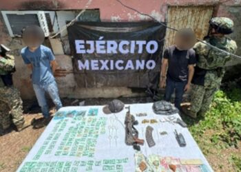 Grupo Interinstitucional asegura a 2 civiles, armas, cargadores, cartuchos, presuntas drogas, un radio y efectivo