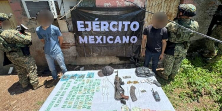 Grupo Interinstitucional asegura a 2 civiles, armas, cargadores, cartuchos, presuntas drogas, un radio y efectivo