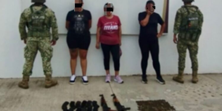 Tres mujeres son detenidas en posesión de armas de fuego, mu