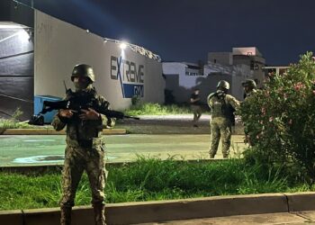 Hallan a un hombre asesinado a balazos frente a un gimnasio en la Isala Musalá
