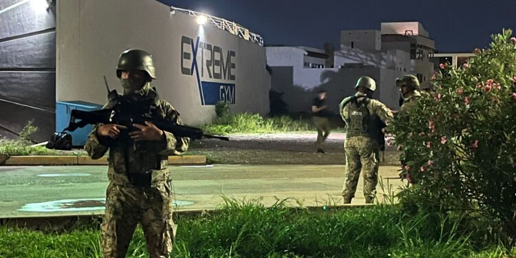 Hallan a un hombre asesinado a balazos frente a un gimnasio en la Isala Musalá