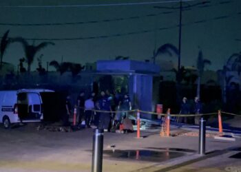 Muere un elemento de seguridad y otro resultó con lesiones graves al caerles encima un portón de acero
