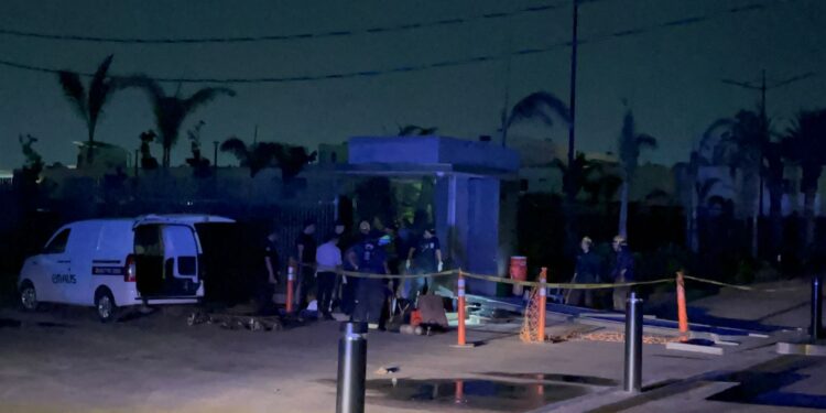Muere un elemento de seguridad y otro resultó con lesiones graves al caerles encima un portón de acero