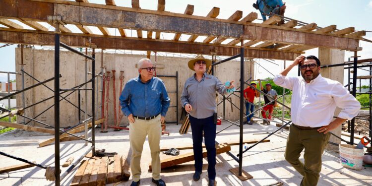 Supervisa el gobernador Rocha construcción de la Secundaria de Valle Alto