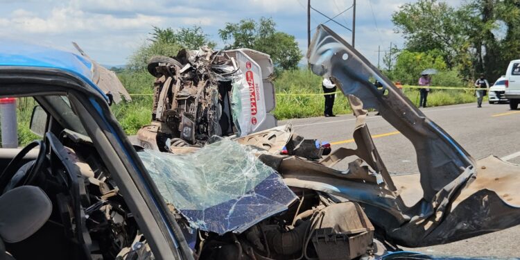 Chocan camión de gas y camioneta dejando un muerto y dos heridos