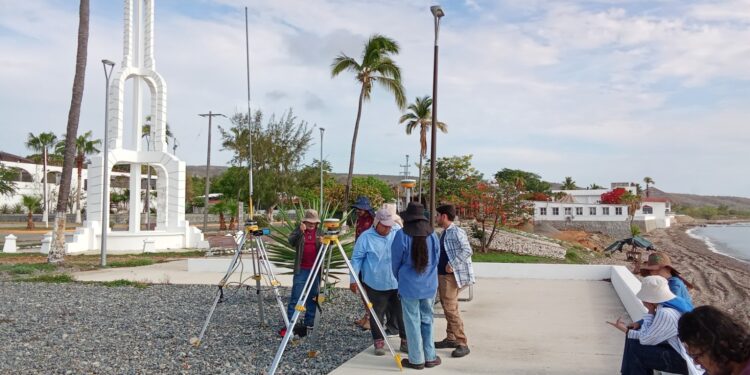 Con un equipo integral de investigadores de la UAS, universitarios llevan a cabo trabajo de campo en las Islas Marías