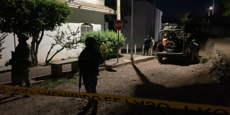 Ejecutan a balazos a un joven no identificado en Los Huizaches