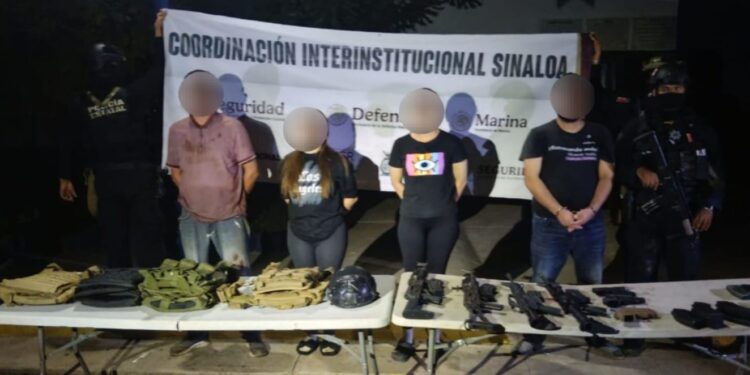 Aseguran a 6 civiles, 8 armas, cargadores, 4 vehículos y un inmueble en Loma de Rodriguera