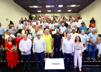 Entrega gobernador Rocha estímulos por jubilación a trabajadoras y trabajadores del Colegio de Bachilleres del Estado de Sinaloa