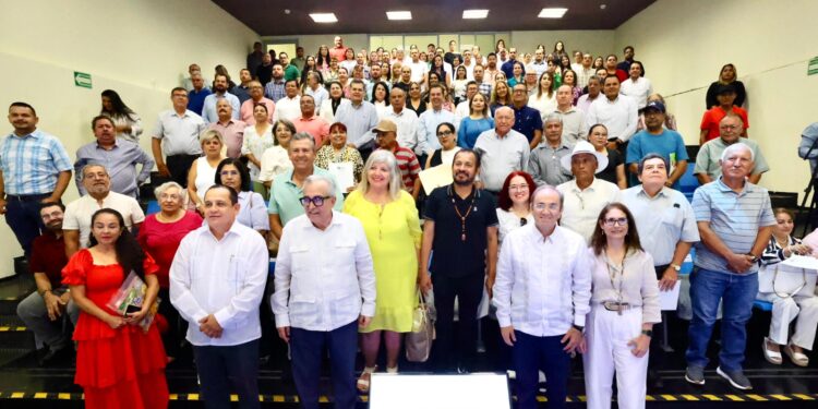 Entrega gobernador Rocha estímulos por jubilación a trabajadoras y trabajadores del Colegio de Bachilleres del Estado de Sinaloa