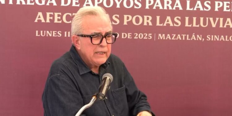 Gobernador Rocha anuncia apoyo a familias afectadas por lluvias en Sinaloa municipio
