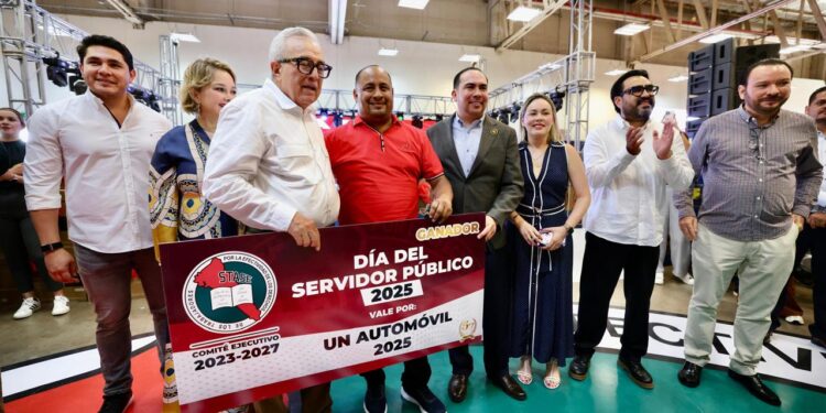 Gobernador Rocha reconoce labor de servidores públicos estatales en la atención a la ciudadanía