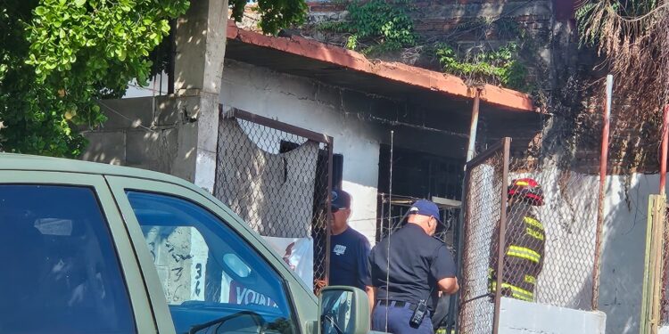 Se quema una casa en la colonia Buenos Aires