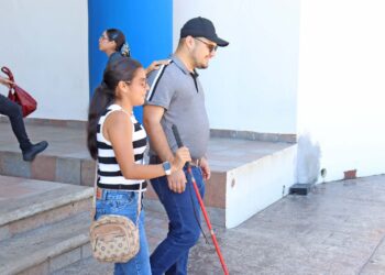 ¡Ejemplo de inclusión! María de Jesús, alumna de la Facultad de Derecho con discapacidad visual, agradece el apoyo que ha recibido desde ADIUAS