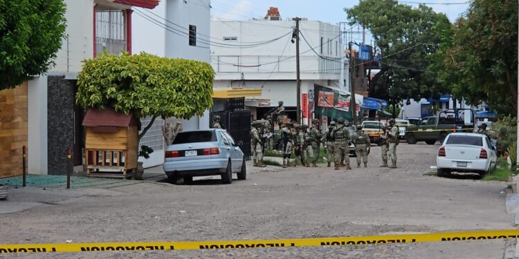 Matan a balazos a un hombre y tirotean una residencia de 2 planta en la colonia Sinaloa