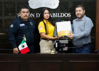 José Paz López Elenes entrega uniformes y calzado a elementos de Protección Civil y Bomberos de Badiraguato